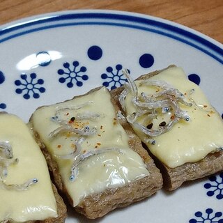 おつまみに♪じゃことチーズのせ焼きじゃこ天